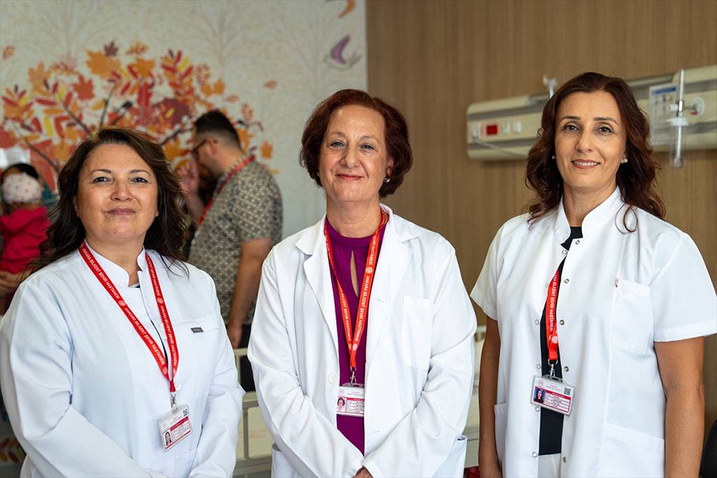 Çocuk Hastanesi Anesteziyoloji ve Reanimasyon Kliniği Sorumlusu Uzman Dr. Sibel Saydam (ortada)