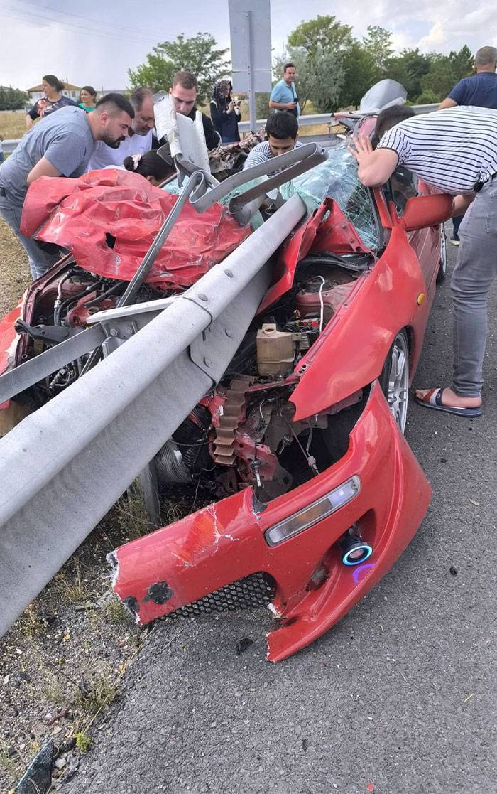 Ankara'da bariyere çarpan otomobil ikiye bölündü; 1 ölü, 1 yaralı