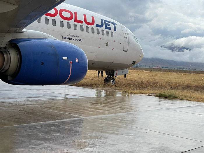 Hakkari'de yolcu uçağı pistten çıktı