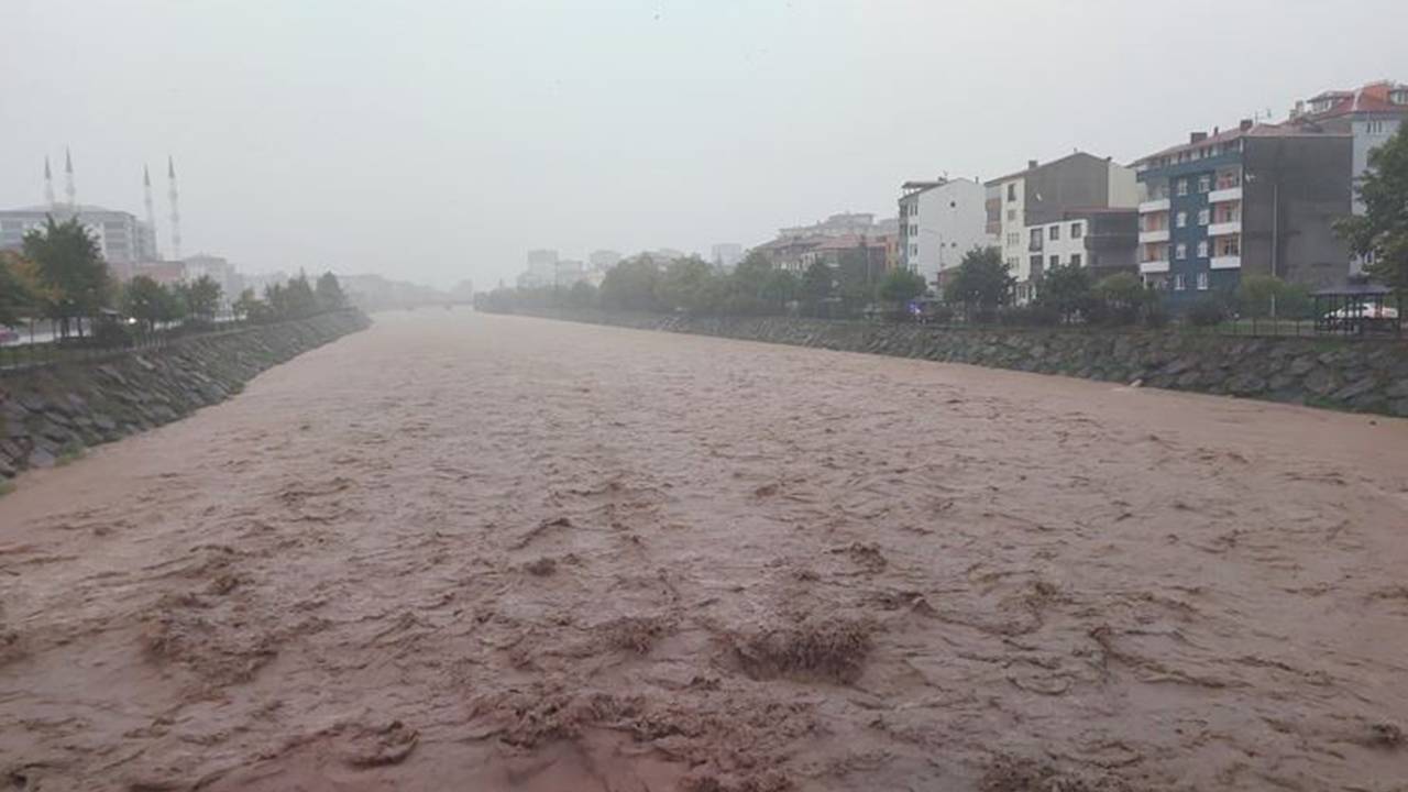 Trabzon'da taşkınlarla mücadele, objektiflere yansıdı