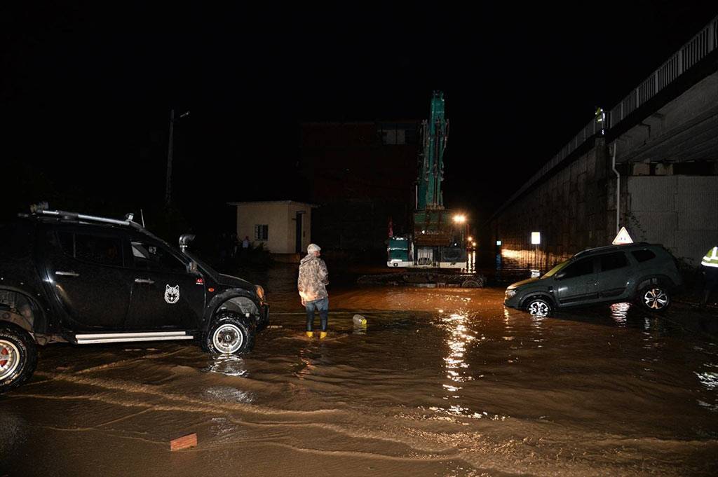 Trabzon’da sağanak sonrası karayolu trafiğe kapatıldı, 1 kayıp var!