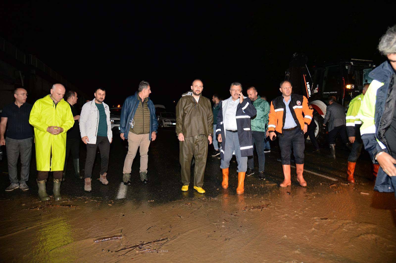 Sağanak yağış nedeniyle Araklı-Bayburt yolu trafiğe kapandı