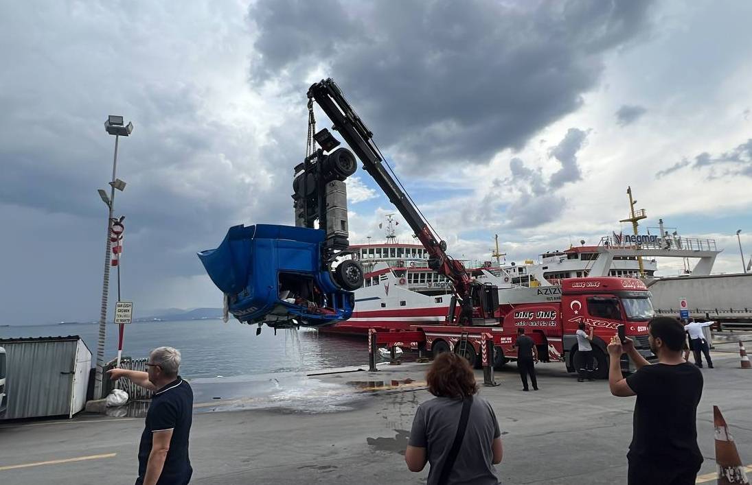 Freni boşalan tırın denize düşmesi güvenlik kamerasında