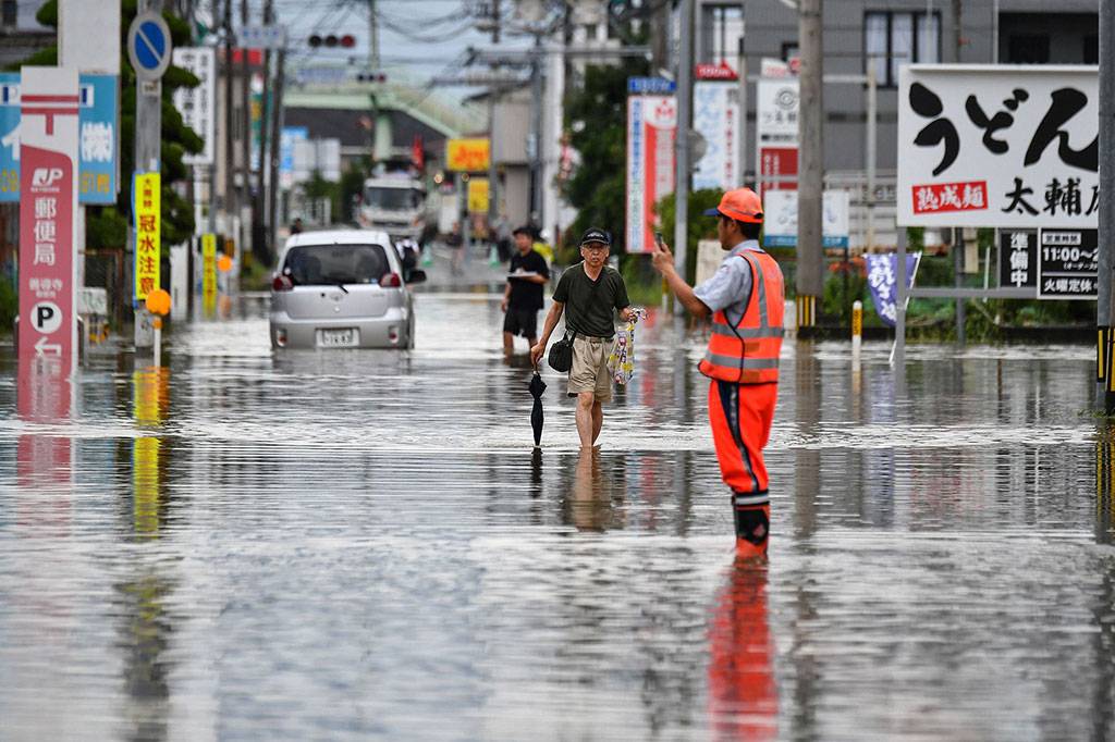 Japonya'da şiddetli yağış hayatı felç etti: 6 ölü!