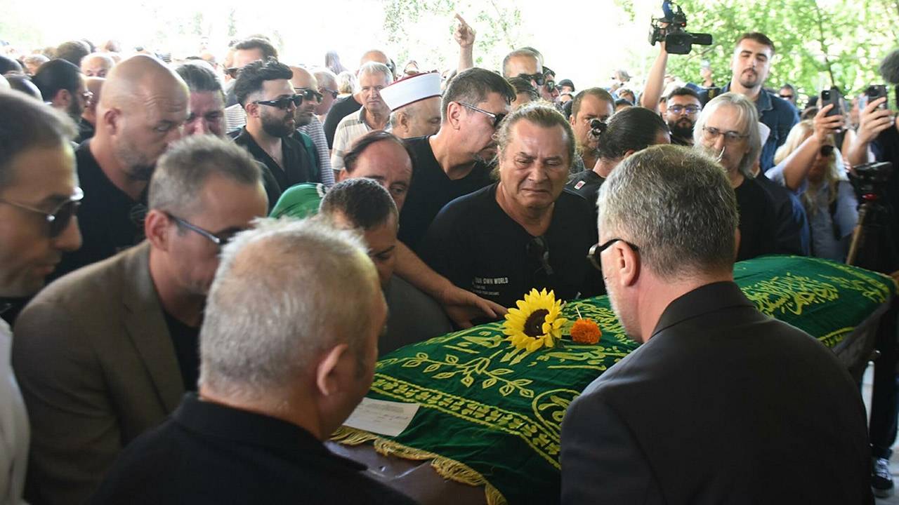 Metin Arolat, memleketi İzmir'de toprağa verildi