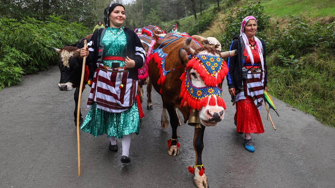 Trabzon'daki yaylacılar dönüş yolunda