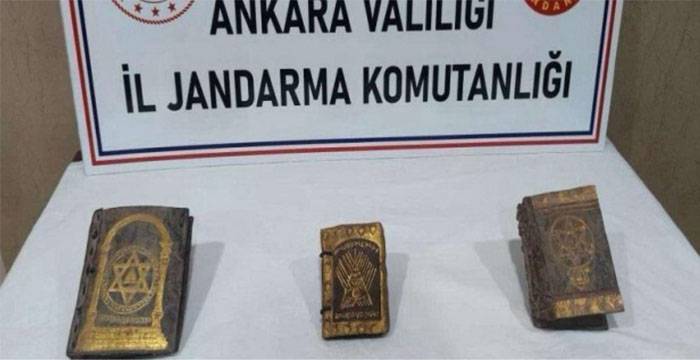 Ankara'da 10 milyon TL'lik 2 el yazması kitap ele geçirildi