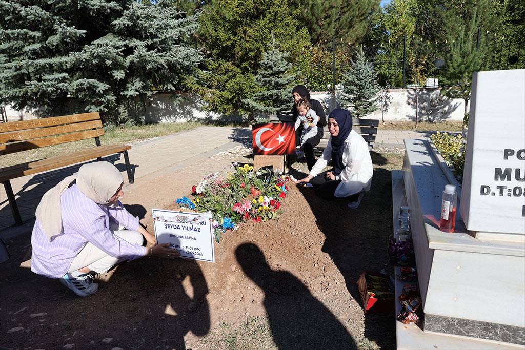 Şehit Şeyda Yılmaz'ın kabri çiçeklerde donatıldı