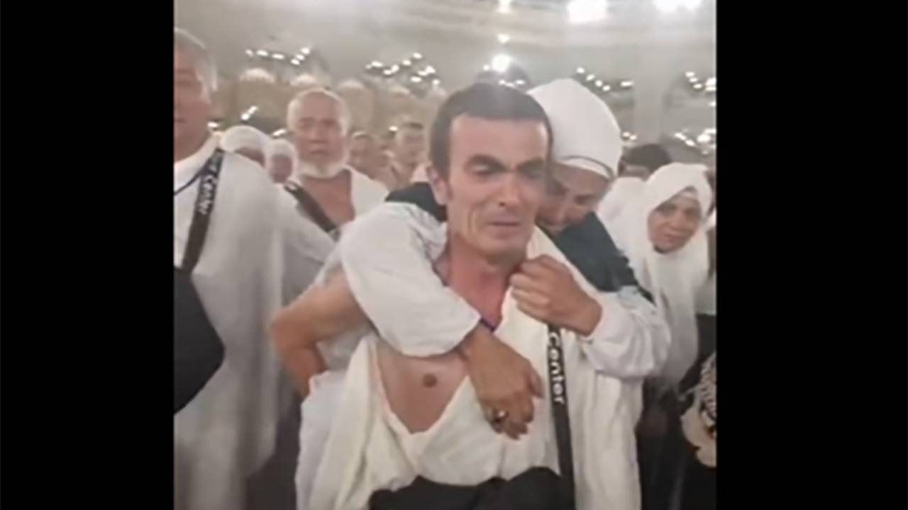 Yaşlı annesini sırtında taşıyarak Kabe'yi tavaf ettirdi