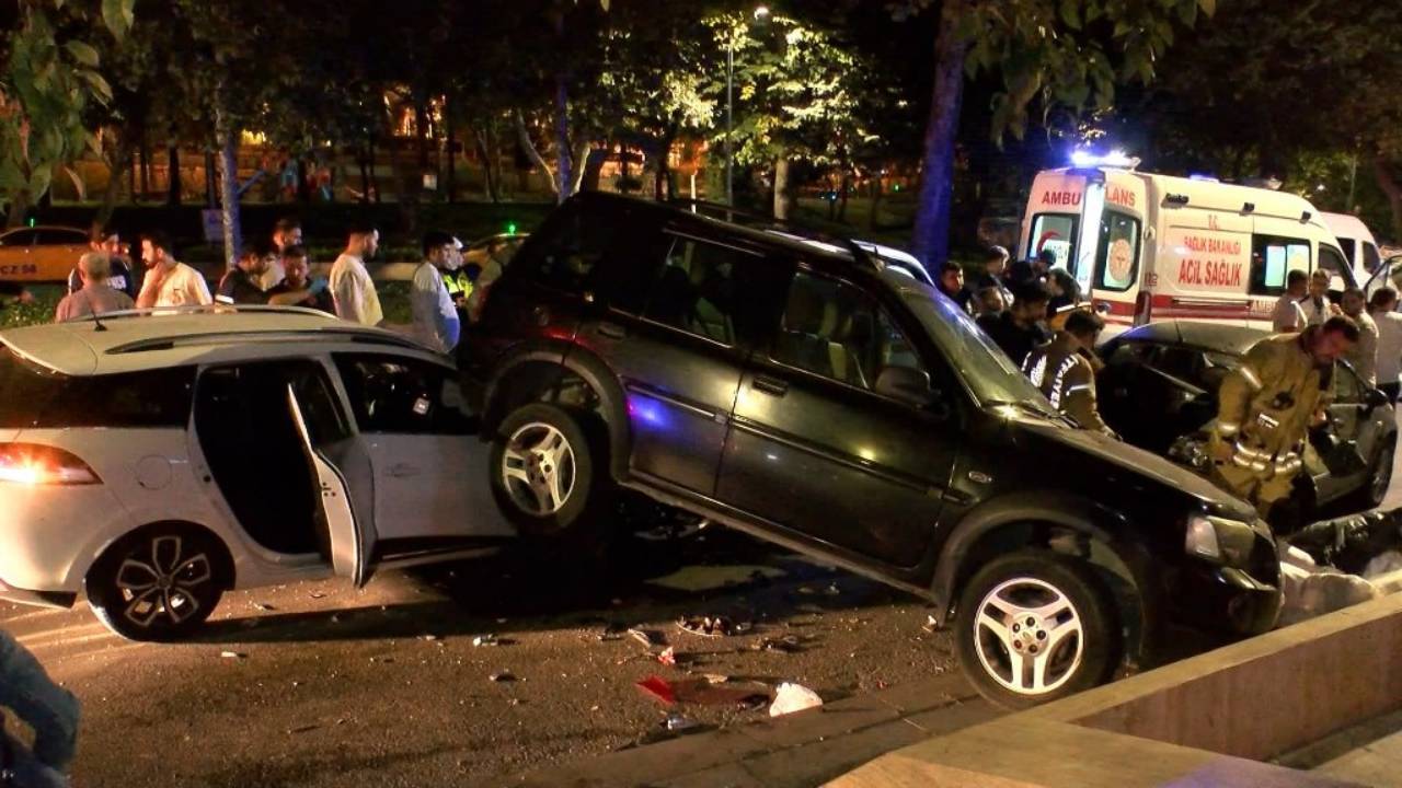 İstanbul'da kontrolden çıkan araç ortalığı savaş alanına çevirdi