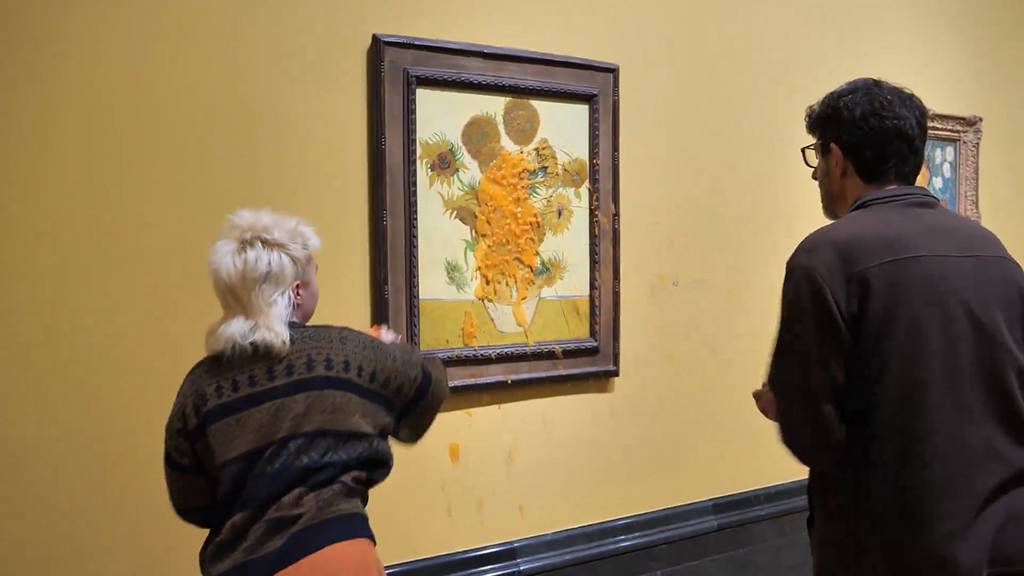 Aktivistler Van Gogh tablosuna çorba fırlattı