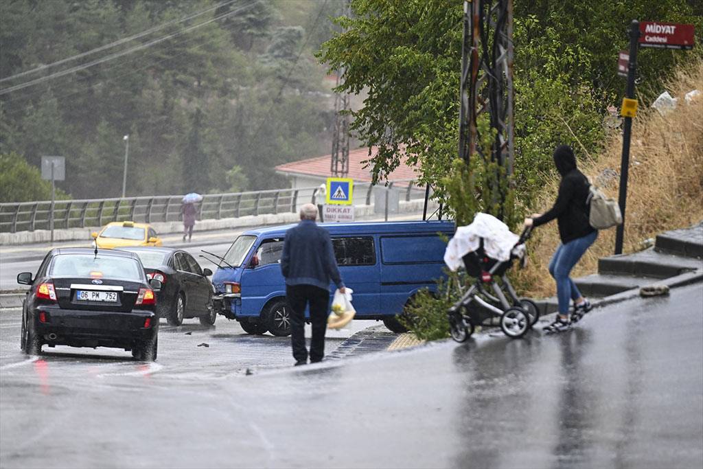 Ankara'da minibüs kontrolden çıktı, kayalıklara çarptı!