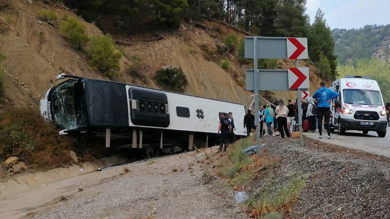 Burdur'da yolcu otobüsü, TIR'a çarptı: Yaralılar var