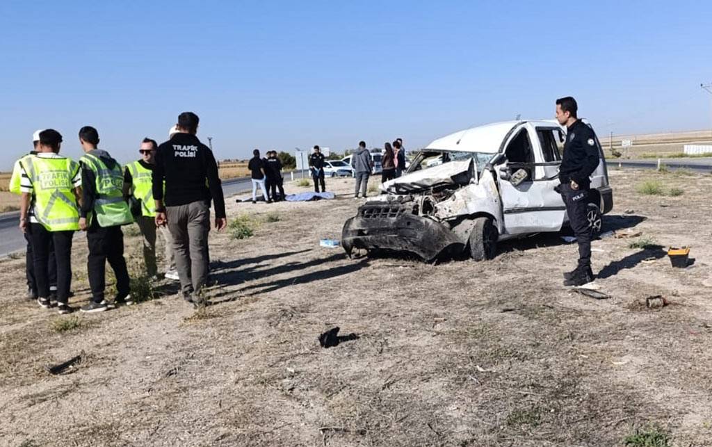 Hafif ticari araç çekiciye çarpıp takla attı: 2 ölü, 3 yaralı!