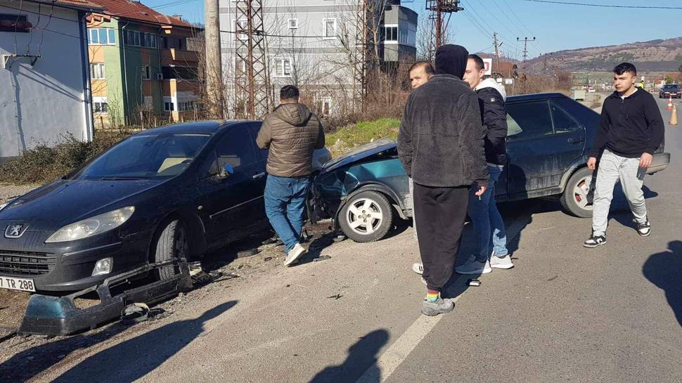 3 kişinin yaralandığı kaza kamerada... Kazanın adresi Zonguldak...