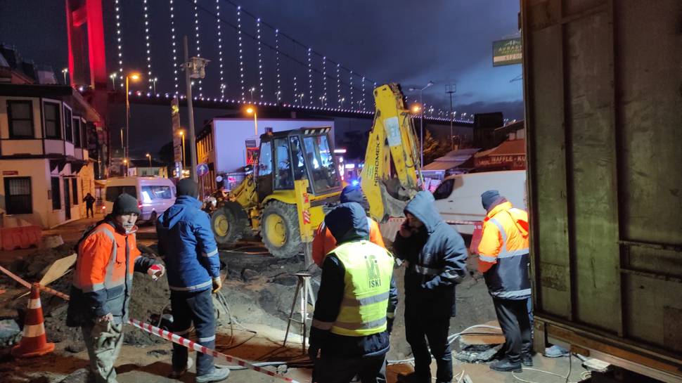 Beşiktaş'ta ana isale hattı patladı, trafik durdu