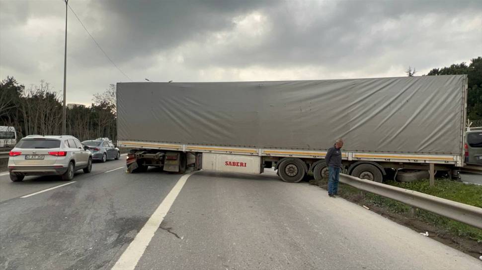 Kocaeli'de tır araçlara çarparak durdu