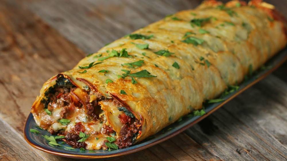 Zuhal Topal'la Yemekteyiz Leyla'nın Menüsü: Kıymalı Rulo Patates Tarifi