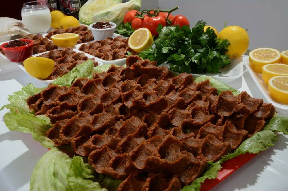 Zuhal Topal'la Yemekteyiz Osman'ın Menüsü: Urfa Çiğköftesi Tarifi
