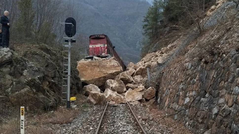 Demiryolundaki heyelan sonucunda yük treni raydan çıktı