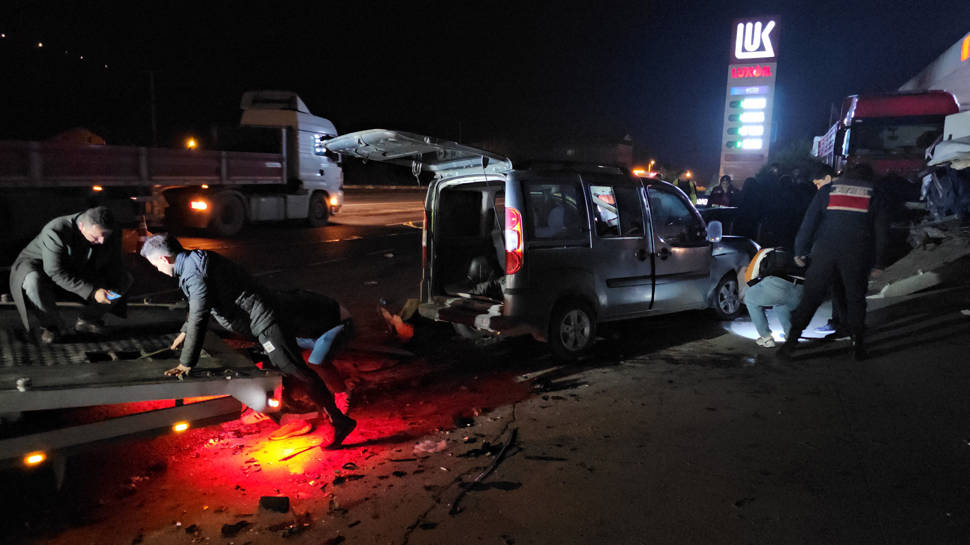 Kazaya karışan 3 araçtan 1'i ikiye bölündü, bira kutuları yola saçıldı