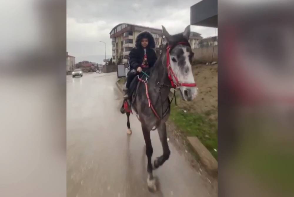 Minik Ömür karne almaya at üstünde gitti