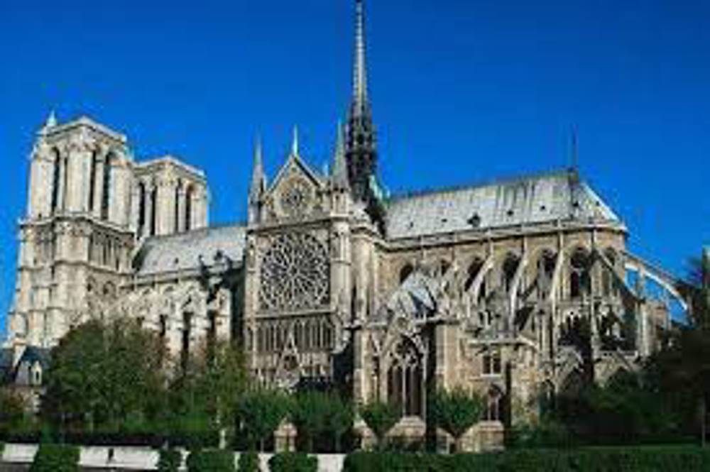 Notre Dame Katedrali kapılarını açıyor