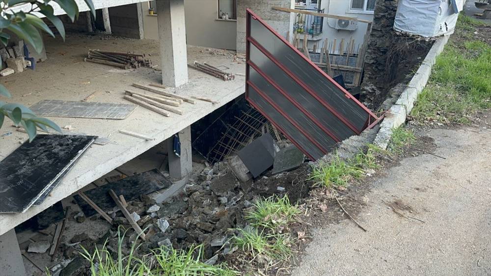 Üsküdar'da istinat duvarı çöktü 3 işçi enkaz altında kaldı