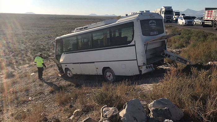 Konya’da işçi servisi ile otomobil çarpıştı: 10 yaralı