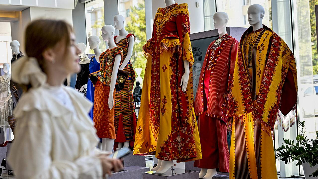 Moskova'daki BRICS+ Moda Zirvesi'nde renk cümbüşü