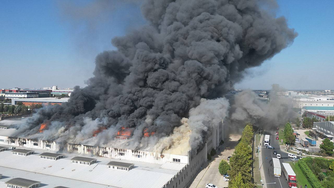 Tekirdağ'da fabrika alevlere teslim oldu