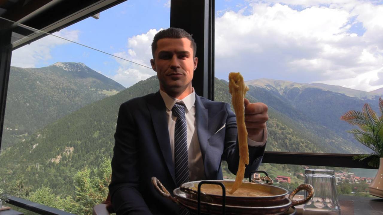 Uzungöllü turizmci Mehmet İnan Ronaldo'nun bal mumu heykelini yaptırdı