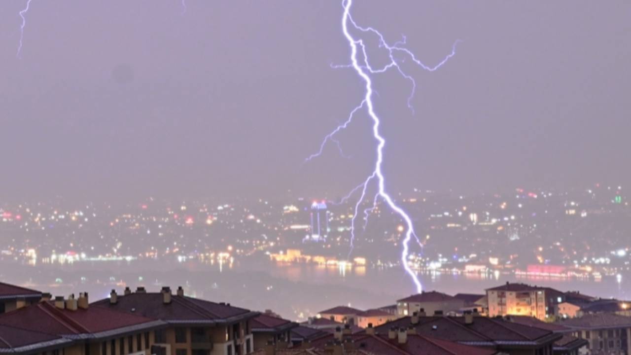 İstanbul'da şimşekli gece... İşte son tahminler...