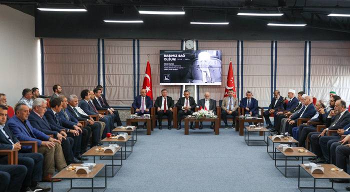 Özgür Özel'den Saadet Partisi'ne taziye ziyareti