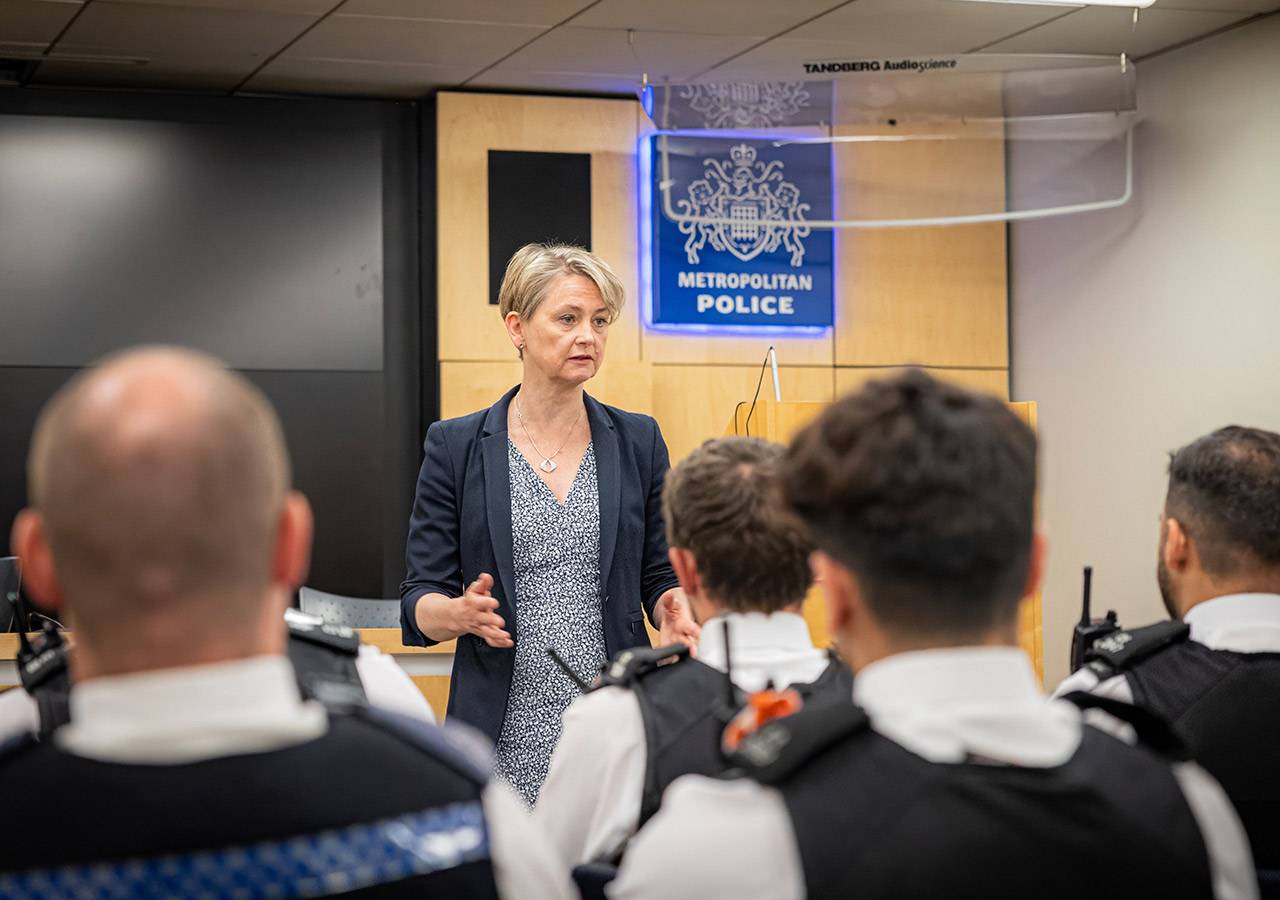 İçişleri Bakanı Yvette Cooper