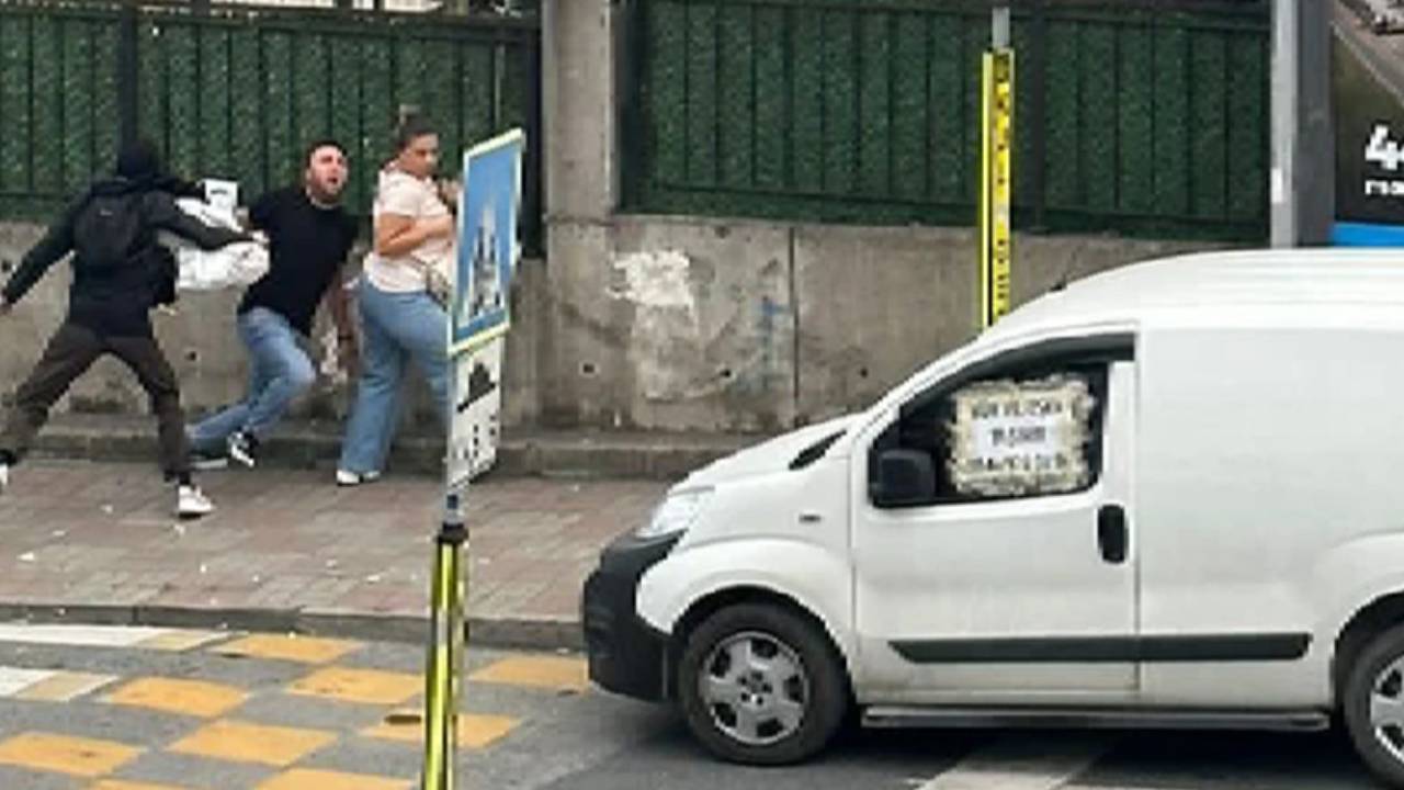 İstanbul'da bir kişi önüne geleni bıçakladı