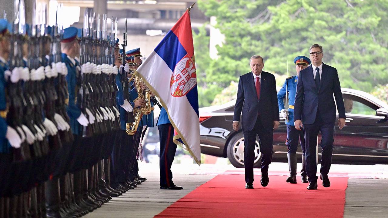 Erdoğan, Belgrad’da resmi törenle karşılandı