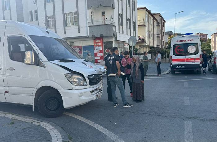 Otomobil ile minibüs çarpıştı: 7'si öğrenci 8 yaralı