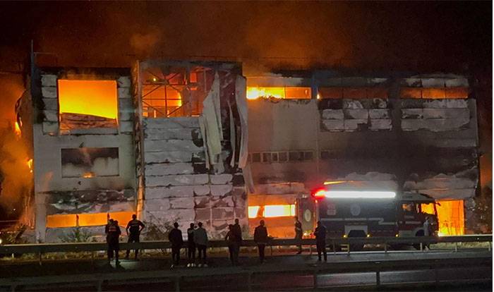 Tekirdağ'da kozmetik fabrikasında yangın