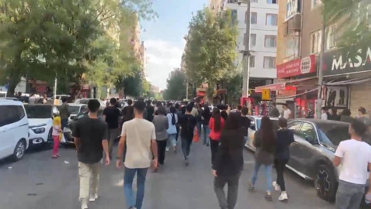 PKK yandaşları, polis barikatına saldırdı!