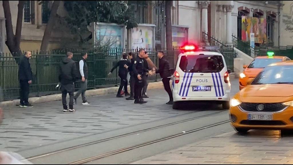 İstiklal Caddesi’nde kavgaya polisten anında müdahale!