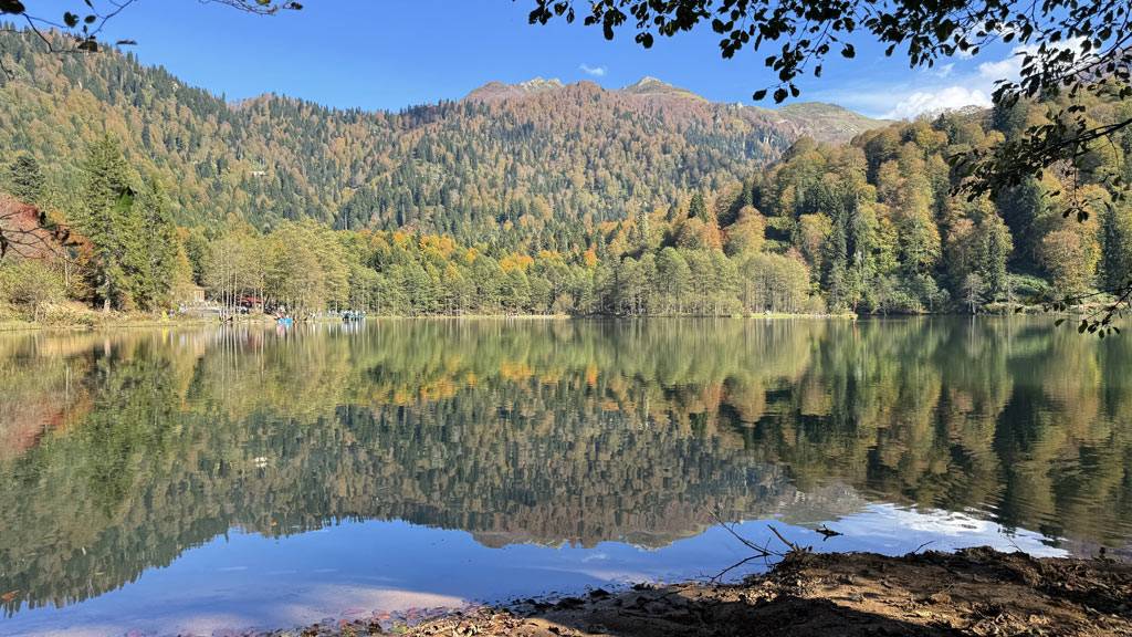 Borçka Karagöl Tabiat Parkı turist akınına uğradı