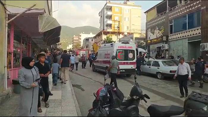 Hatay'da freni arızalanan kepçe 7 araca çarptı: 8 yaralı