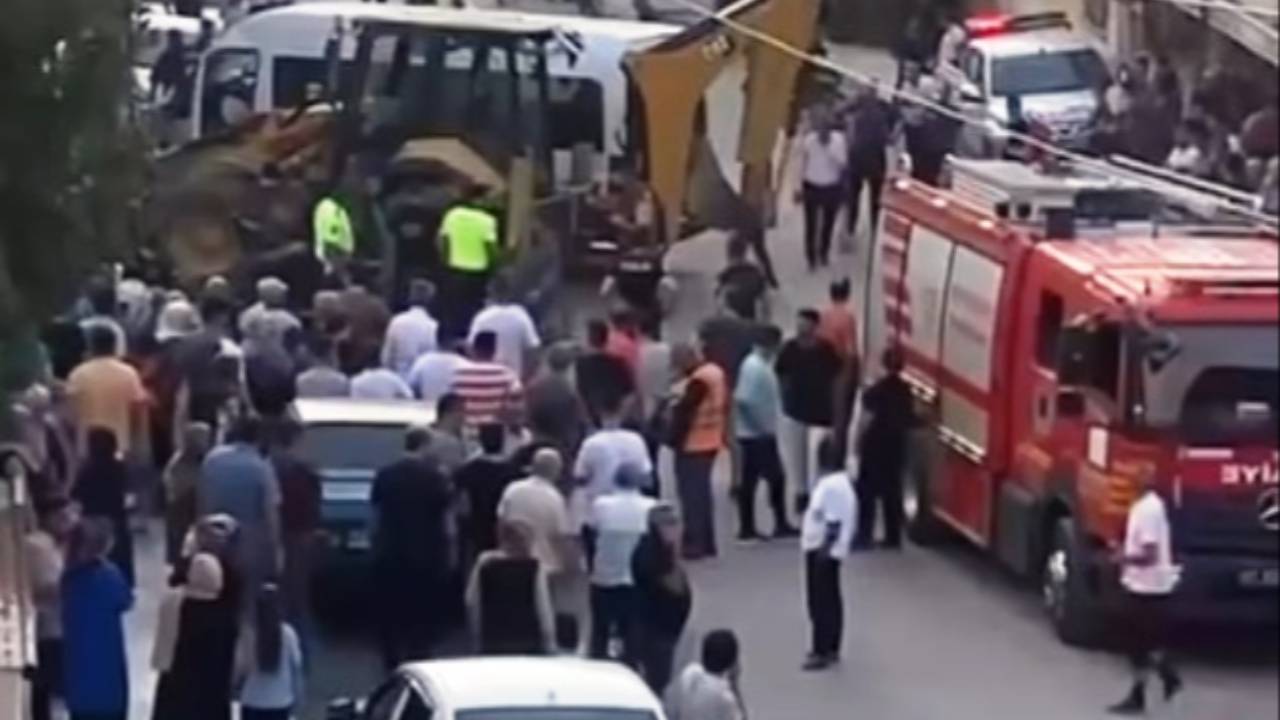 Hatay'da freni arızalanan kepçe 7 araca zarar verdi