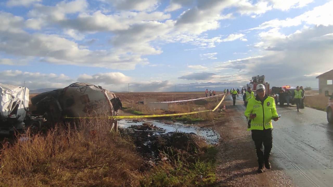 Çorum'da tanker ile minibüs çarpıştı: 1 ölü, 18 yaralı