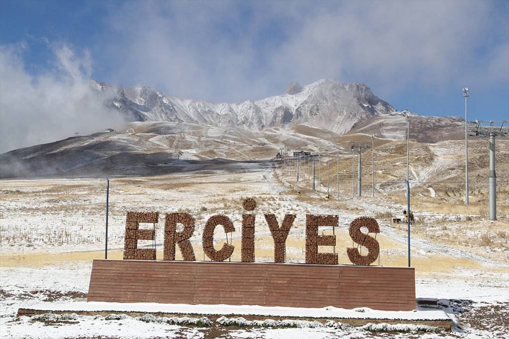 Erciyes Kayak Merkezi ile Ilgaz Dağı'na kar yağdı