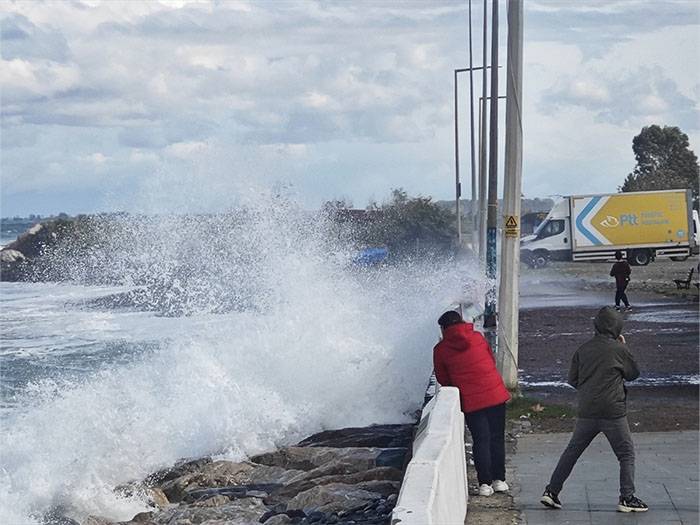 Samsun'da şiddetli rüzgar çıktı, dev dalgalar oluştu