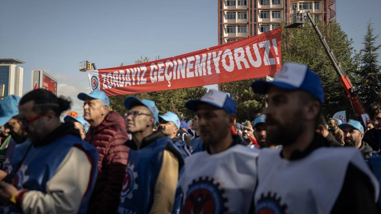 TÜRK-İŞ Ankara'da ''Zordayız Geçinemiyoruz'' mitingi düzenledi