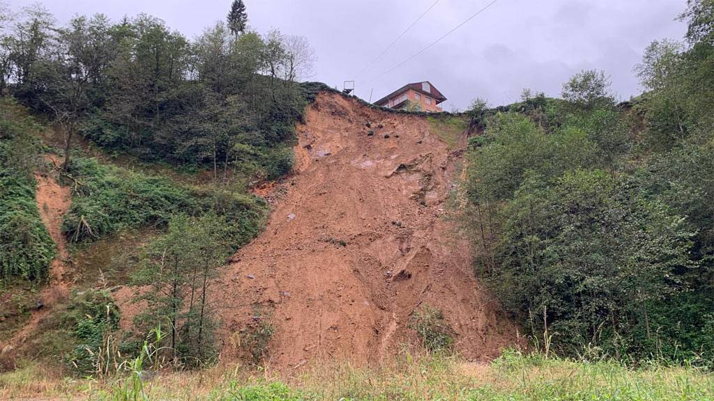 Rize’de heyelan felaketi: İki ev toprağa gömüldü!