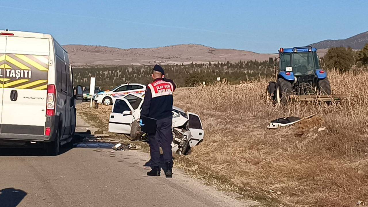 Afyonkarahisar'da okul servisi ile otomobil çarpıştı: 4 ölü, 1 yaralı